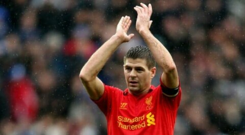 Steven Gerrard klapper i regnet
