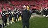SLUTTEN: Sir Alex ble hyllet foran Old Trafford-publikumet etter å ha annonsert sin avgang.