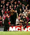 BRÅK: Eric Cantona står for en av de mest kontroversielle handlingene noen gang i engelsk fotball i det han tar et karatespark mot en Palace-supporter.