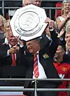David Moyes nærmest gjemte seg bak Community Shield-trofeet da han ble bedt om å løfte det.