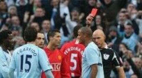 Howard Webb gir rødt kort til Cristiano Ronaldo under derbyet mot Manchester City.
