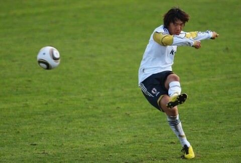 FRISPARKEKSPERT: Yokohama F. Marinos Shunsuke Nakamura er kjent for å ha en av fotballverdenens beste frisparkføtter.