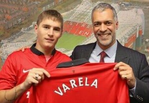 Varela sammen med United-topp Michael Boliongbroke etter at han har skrevet under.