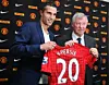 Robin van Persie og Sir Alex Ferguson poserer med drakt