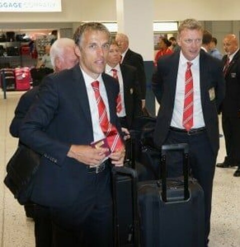 Phil Neville og David Moyes på flyplassen før avreise til Bangkok.