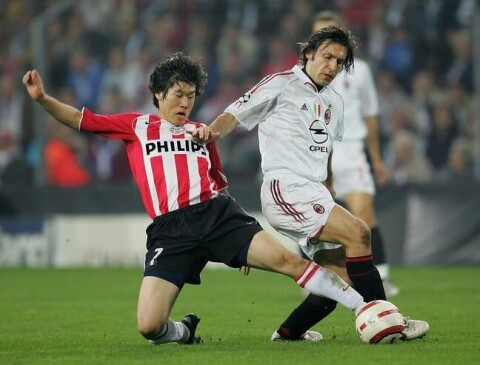 PSV-HELT: Ji-Sung Park i duell med Andrea Pirlo i semifinalen i Champions League 2005. PSV tapte til slutt på bortemål mot Milan, som senere tapte finalen mot Liverpool.