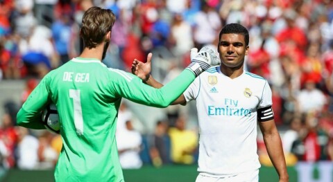 DAVID DE GEA gratuleres av Casemiro etter å ha reddet Real-spillerens forsøk fra 11-meteren.