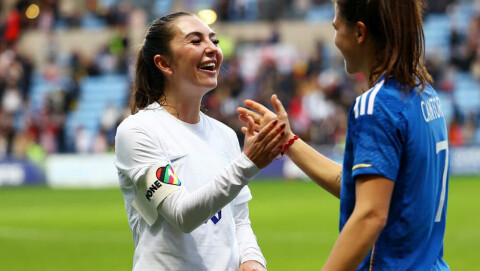 Fikk kapteinsbindet for landslaget England v Italy - Arnold Clark Cup