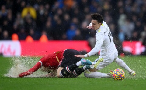 VÅTT: Scott McTominay får et ufrivvilig bad i denne duellen. Forhåpentligvis klarer Uniteds midtbane seg godt denne gangen uten den skotske krigeren på midten. Leeds United v Manchester United - Premier League