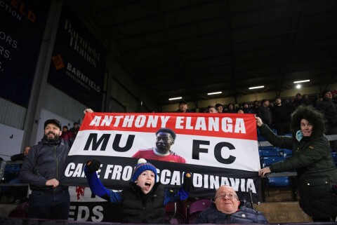 FANSENS YNDLING: Anthony Elanga hadde tilhengere blant United-fansen og både supporterne og Elanga skulle få mye å juble for. Burnley v Manchester United - Premier League