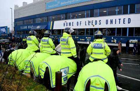 SIKKERHET I HØYSETET: Nærmere 900 politifolk skal ha vært på plass da lagene møttes sist sesong. Leeds United v Manchester United - Premier League