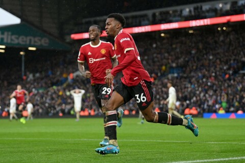 AVGJORDE: Anthony Elanga ble truffet at gjenstander som ble kastet fra tribunen, men svensken lo både sist og best da han scoret kampens siste mål i 4-2-seieren. Leeds United v Manchester United - Premier League