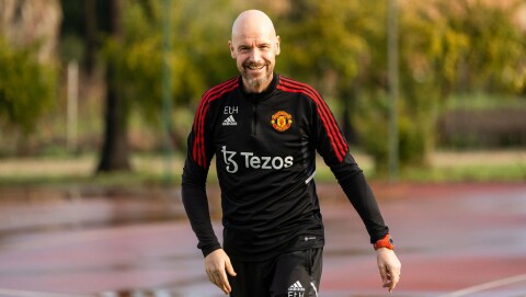 LUN HUMOR: Erik ten Hag fremstår som regel veldig tydelig og ganske direkte, men United-manageren har også fin sans for humor, skriver Andy Mitten. Manchester United Training Session