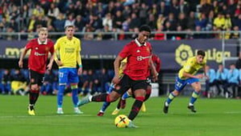 ISKALD: Anthony Martial fikk ut det han sier er blitt gjort mye på trening, nemlig en Panenka-straffe i kamp da United tapte 2-4 mot Cádiz i Spania. martial straffe
