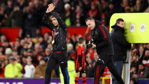 TILBAKE FRA START: VM-vinner Lisandro Martinez mottar fortjent hyllest i forkant av Bournemouth-kampen. Manchester United v AFC Bournemouth - Premier League