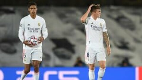 LAGKAMERATER: Raphaël Varane og Toni Kroos var lagkamerater i Real Madrid i syv sesonger og tyskeren hyller sin tidligere lagkamerat i forkant av søndagens VM-finale. Real Madrid v Shakhtar Donetsk: Group B - UEFA Champions League