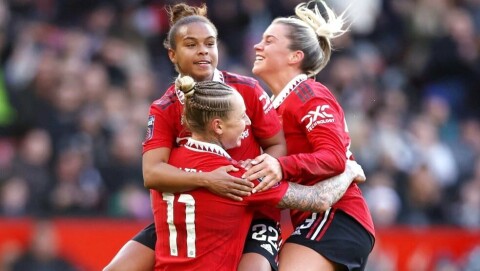 BEGYNNER Å FÅ EN GOD MÅLFORSKJELL: Her fra 5-0-seieren mot Aston Villa på Old Trafford. galtonjubel031222b