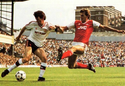 Highbury, 23. aug. 1986: PETER DAVENPORT forsøker å skjerme ballen unna Arsenal-stopper Tony Adams.