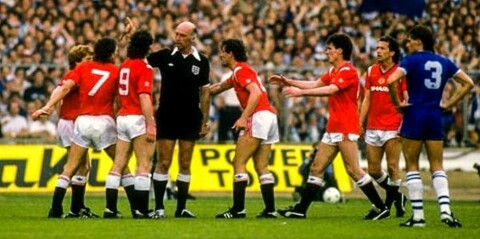 FA-cupfinalen 1985: Dramatikk på Wembley når KEVIN MORAN (midt i bildet) får marsjordre av dommer Peter Willis. FA-cupfinalen 1985: Dramatikk på Wembley når KEVIN MORAN (midt i bildet) får marsjordre av dommer Peter Willis.