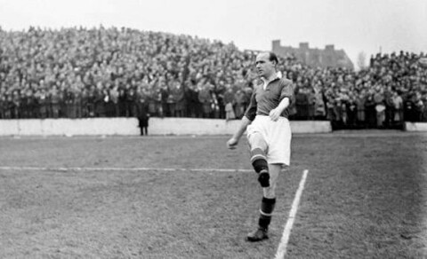 5. mars 1949: JIMMY DELANEY i oppvarming før kampstart mot Charlton Athletic på The Valley.