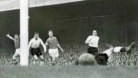 6. okt. 1956: Bobby Charlton (t.v.) scorer mot Charlton i United-debuten.