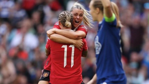 JUBLET FORGJEVES: Leah Galton og Alessia Russo før de hadde fått med seg at målet ble annullert. galtonrusso140523