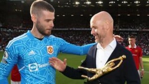 MOTTOK PRISEN: Erik ten Hag overrakte David de Gea statuetten som viser at han har holdt nullen flest ganger denne sesongen. Manchester United v Fulham FC - Premier League