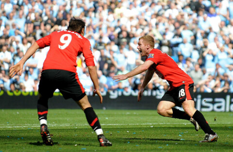 12 POENG AV 12 MULIGE: Vi må tilbake til 2010 for å finne forrige gang United tok ni poeng eller mer på sesongens fire siste kamper. Her fra da Paul Scholes ble matchvinner mot Manchester City tre minutter på overtid. Manchester City v Manchester United - Premier League