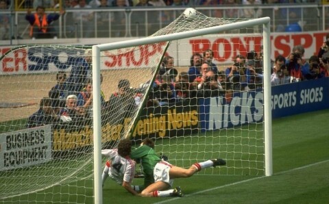 12. mai 1990: Verken Steve Bruce (4) eller Jim Leighton klarer å hindre at Crystal P. tar ledelsen på Wembley. 12. mai 1990: Verken Steve Bruce (4) eller Jim Leighton klarer å hindre at Crystal P. tar ledelsen på Wembley.