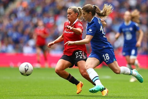 GOD KONTROLL: Maren Mjelde og Chelsea hadde visse utfordringer med å stanse Alessia Russo og United før pause, men etter hvilen viste Chelsea at rutinen fra store finaler ble avgjørende. London-klubben vant finalen 1-0 takket være en scoring av Sam Kerr. Chelsea v Manchester United: Vitality Women's FA Cup Final