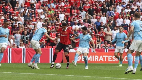 HADDE INGEN STOR KAMP: Jadon Sancho, her omringet av City-spillere. Manchester City v Manchester United: Emirates FA Cup Final