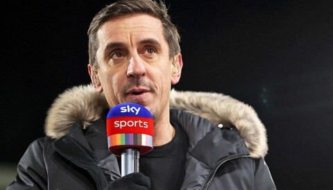 Gary Neville med Sky Sports-mikrofon.