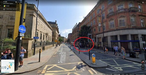 HER KAN EN TA BUSSEN FRA: Undertegnede har tatt bussen til Leigh herfra en rekke ganger. Inni den røde rundingen kan en attpåtil se bussen, hvis en ser godt etter. Til venstre i bildet ser en Manchester Art Gallery, om det hjelper dere med å plassere dette geografisk. Til høyre utenfor bildet ligger St. Peter’s Square, mens bildet er tatt fra Mosley Street nedover mot Portland Street. v1avreise