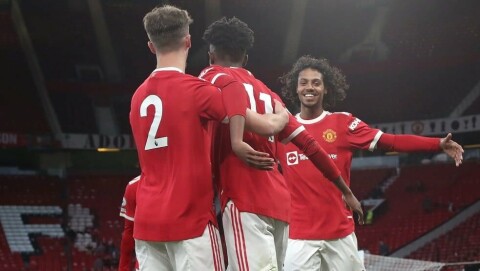 JUBEL: Wellens, Emeran og Mellor feirer Emerans 1-1-mål. utdjubel220422