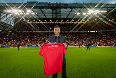 NYSIGNERING: Casemiro ble introdusert for Old Trafford før avspark mot Liverpool. Manchester United v Liverpool FC - Premier League