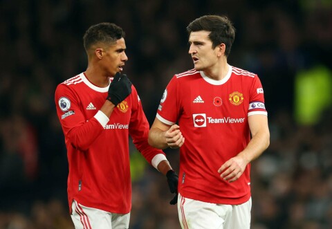 HOLDT NULLEN: Raphaël Varane og Harry Maguire dannet stoppertrio sammen med Victor Lindelöf forrige gang United møtte Tottenham. Det ga null baklengs i en sterk seier. Tottenham Hotspur v Manchester United - Premier League