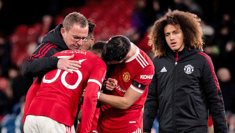 TRØSTET: Ralf Rangnick og spillerne tok seg av Anthony Elanga så godt de kunne etter straffebommen fredag kveld. trost