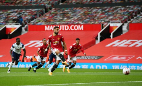 TOMME TRIBUNER: Bruno Fernandes setter et straffespark mot Tottenham på Old Trafford. TOMME TRIBUNER: Bruno Fernandes setter et straffespark mot Tottenham på Old Trafford.