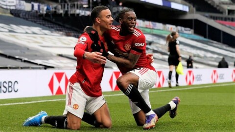 1+1: Mason Greenwood, her sammen med Aaron Wan-Bissaka etter 3-1-målet på søndag, hadde både mål og målgivende i innhoppet sitt. Tottenham Hotspur v Manchester United - Premier League