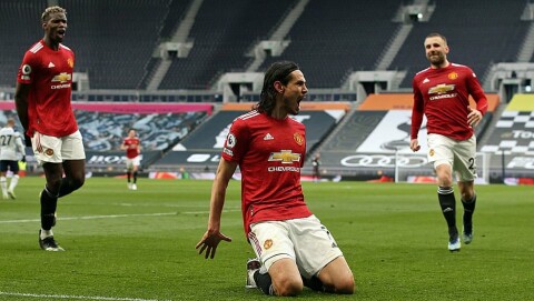HEADET INN GREENWOOD-INNLEGG: Innbytter Mason Greenwood stod for den målgivende pasningen da Edinson Cavani headet United i ledelsen mot Spurs. cavani32432