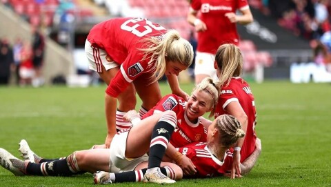 UNNTAKET: Alessia Russo, Jackie Groenen, Ella Toone og Leah Galton feirer sistnevntes mål da United vant 1-0 mot Brighton i starten av april. utdjubel030422