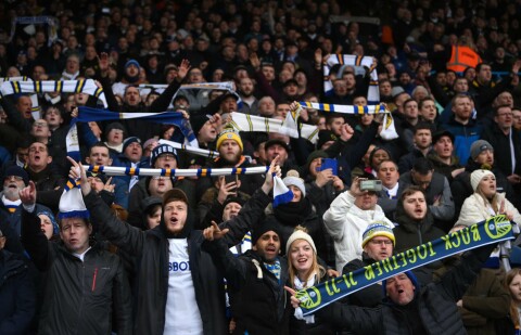 LEEDS-FANSEN FØR KAMP: Og ja, som i de fleste slike bilder så finner en også en supporter som holder skjerfet opp-ned. Leeds United v Manchester United - Premier League
