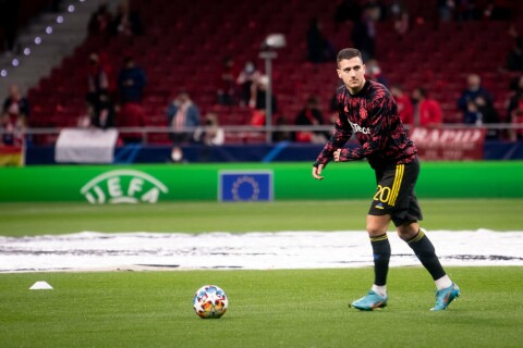 RESERVE: Diogo Dalot måtte varme opp med de andre spillerne på benken før 1-1-kampen borte mot Atlético Madrid. Atletico Madrid v Manchester United: Round Of Sixteen Leg One - UEFA Champions League