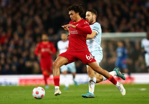 MER KREATIV ENN UNITED-SPILLERNE: Liverpool-spiller Trent Alexander-Arnold skaper en god del mer for sitt lag enn hva Uniteds høyreback gjør. Scouseren tar riktignok dødballer. Liverpool v West Ham United - Premier League
