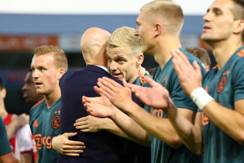GODT FORHOLD: Erik ten Hag gir Donny van de Beek en klem etter at ligagullet ble sikret mot De Graafschap. De Graafschap v Ajax - Eredivisie