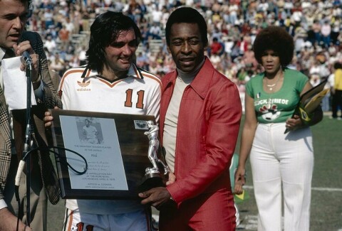 MENTE GEORGE VAR BEST: George Best overrekker Pelé utmerkelsen som tidenes beste spiller, men Pelé selv mente det var George Best som var nettopp det. Best. MENTE GEORGE VAR BEST: George Best overrekker Pelé utmerkelsen som tidenes beste spiller, men Pelé selv mente det var George Best som var nettopp det. Best.