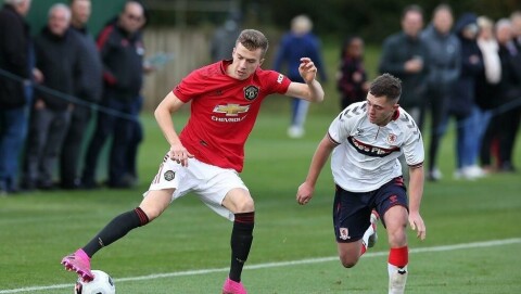 BEJGER: Her i aksjon for U18-laget mot Middlesbrough i oktober. I bakgrunnen kan en se Pritt og andre United-supportere.