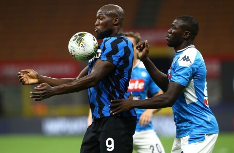 PÅ RADAREN: Kalidou Koulibaly (29) har vært koblet til United en stund. Her i aksjon mot Romelu Lukaku.