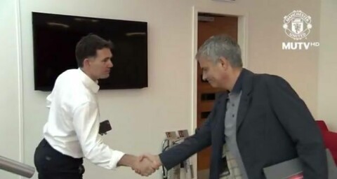 SJELDENT BILDE: John Murtough møter José Mourinho. Skjermdump: MUTV