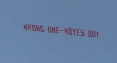 MOYES OUT: Slik så banneret som svevde over Old Trafford lørdag ettermiddag ut.